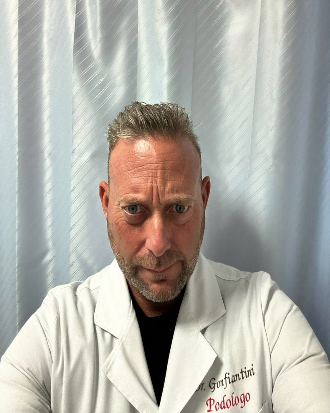Il podologo Dott. Gianmaria Gonfiantini nel suo studio a Santa Maria di Negrar